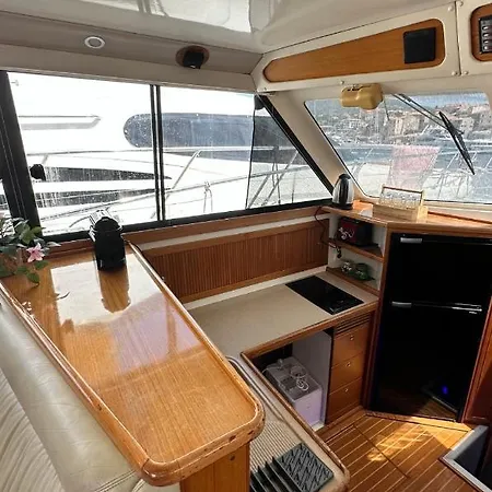 Bateau Vedette 14 Metres 船上ホテル プロプリアノ