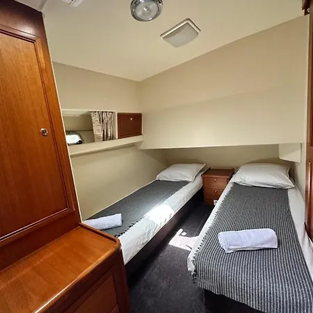 Bateau Vedette 14 Metres 船上ホテル *