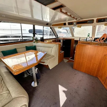 Bateau Vedette 14 Metres 船上ホテル